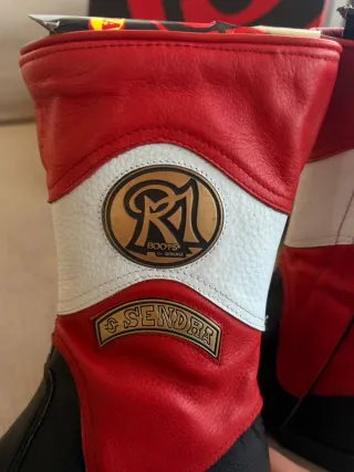 Botas de moto Sendra negras y rojas