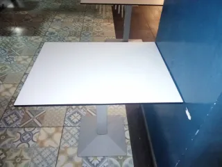 Mesa blanca moderna
