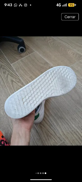 Zapatillas Adidas blancas y verdes.