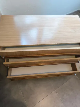 Cómoda de madera y metal