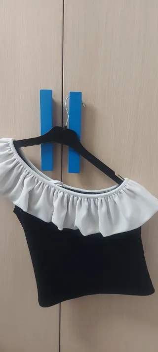Top asimétrico blanco y negro