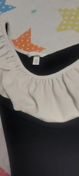 Top asimétrico blanco y negro