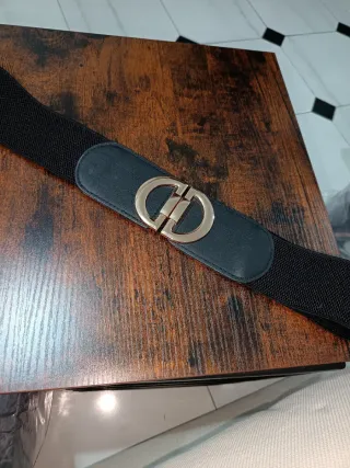 Cinturón elástico negro con hebilla dorada