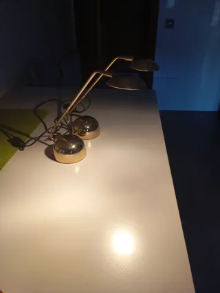 Lámpara de mesa dorada metal