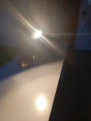 Lámpara de mesa dorada metal