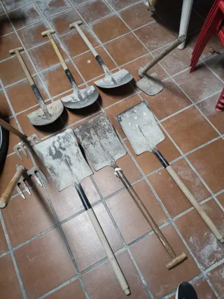 Cubos goma, palas, rastrillos, azadones, mazas etc