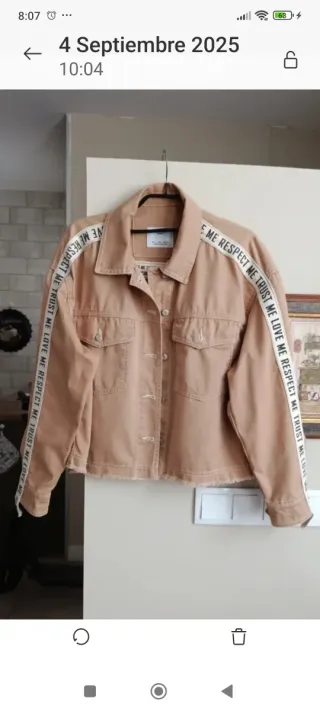 Cazadora Bershka beige con texto