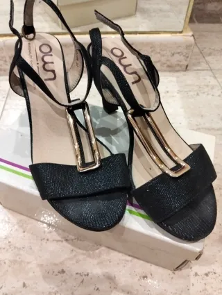 Zapatos de tacón Own negros y dorados talla 37