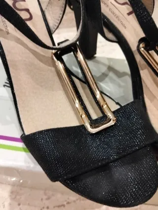 Zapatos de tacón Own negros y dorados talla 37