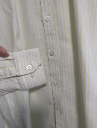 Camisa de vestir blanca a rayas amarillas.