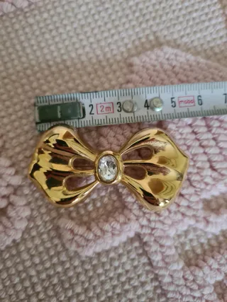 Spilla a forma di fiocco con strass