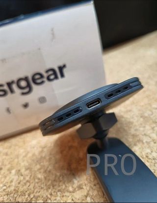 Caricabatterie Wireless Magnetico HaloLock ESR per cruscotto, compatibile con MagSafe, supporto per cruscotto compatibile con iPhone 15/15 Plus/15 Pro/15 Pro Max e iPhone 14/13/12, Nero