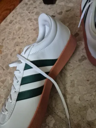 Zapatillas deportivas Adidas blancas y verdes