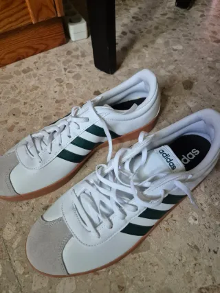 Zapatillas deportivas Adidas blancas y verdes