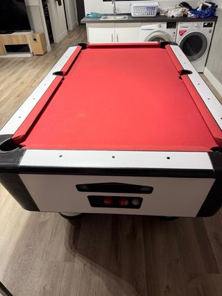 Espectacular billar con tapete rojo