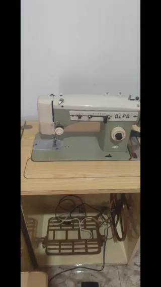 Máquina de coser Alfa 482 antigua