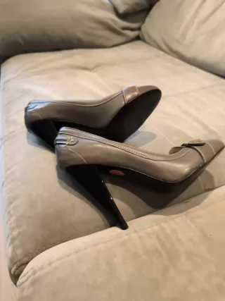 Zapatos de tacón grises y negros