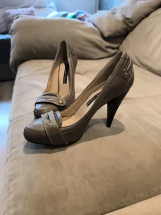 Zapatos de tacón grises y negros