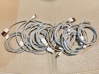 2 Cargadores 10W y 3 Cables Lightning de Apple