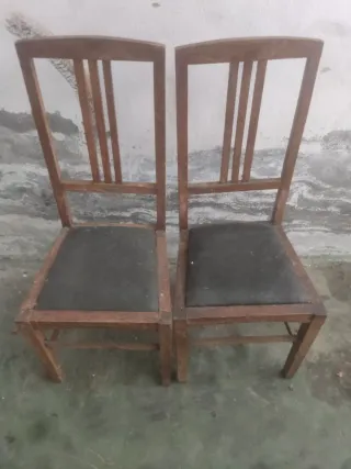 Sillas antiguas de madera y tela