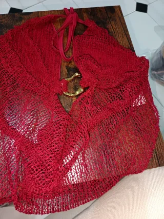 Top de tirantes con detalle dorado