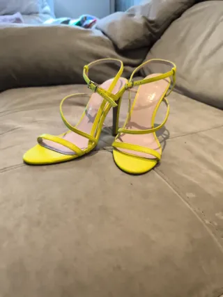 Zapatos de tacón amarillos