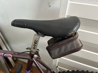 Bicicleta de montaña morada