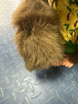 Mono antiguo de peluche con ropa