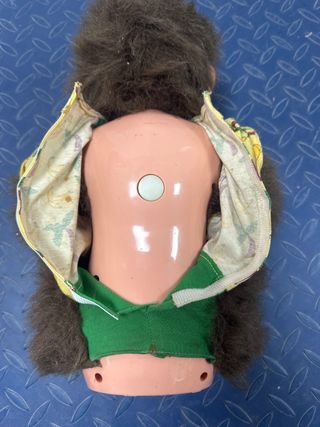 Mono antiguo de peluche con ropa