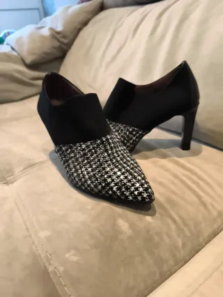 Zapatos de tacón negros y blancos