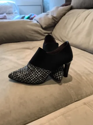 Zapatos de tacón negros y blancos