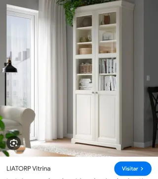 Armario blanco con puertas de cristal