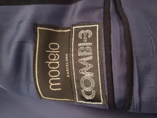 Americana hombre azul oscuro, parece negro