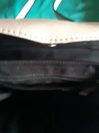 Bolso pequeño beige con tachuelas plateadas