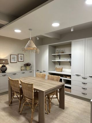 Mesa de comedor y sillas de ratán