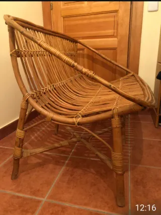 Divano in vimini a 2 posti con cuscini