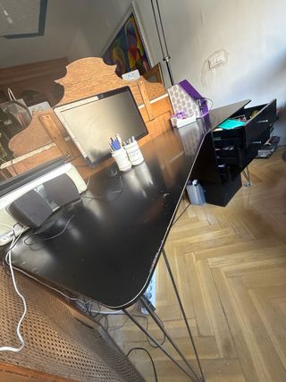 Scaffale alto, cassettiera e tavolo nero laccato