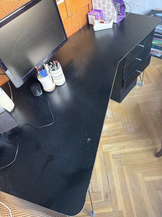 Scaffale alto, cassettiera e tavolo nero laccato