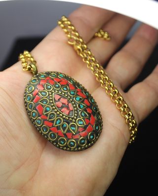 Colar Tibetano Dourado com pendente com pedras