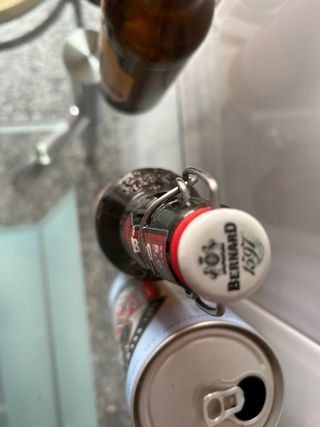 Lotto di 4 bottiglie e lattina di birra da collezione