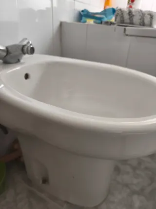 Bidé de cerámica con grifo