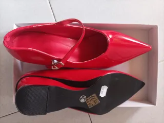 Zapatos de tacón rojos