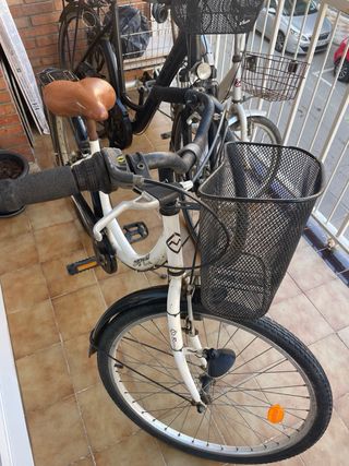 Bicicleta urbana blanca con cesta
