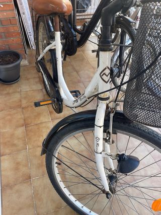 Bicicleta urbana blanca con cesta