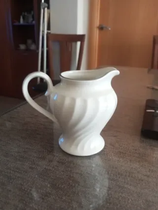 Marca Pontesa Lechera de porcelana blanca