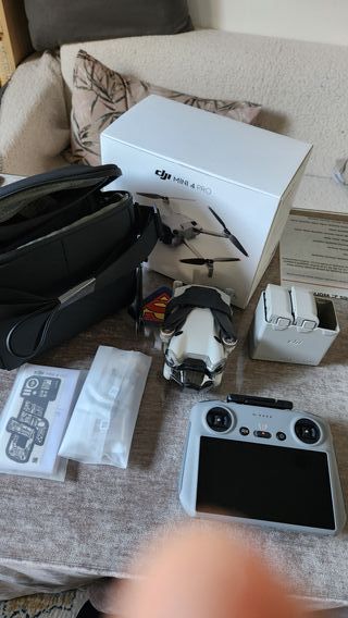 DJI Mini 4 Pro Fly More Combo RC2 + Care Refresh 1