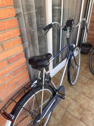 Bicicleta urbana azul y plateada