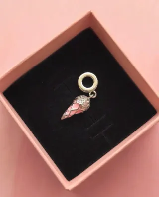 Charm helado rosa y plata