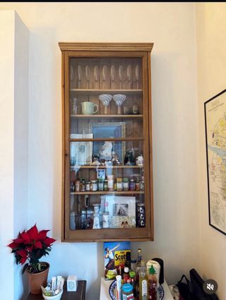 Armario vitrina rústico madera y cristal