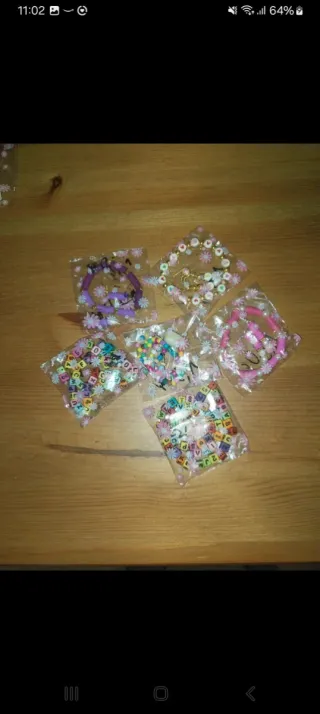 125 Pulseras, Pendientes y Llaveros Hechos a Mano